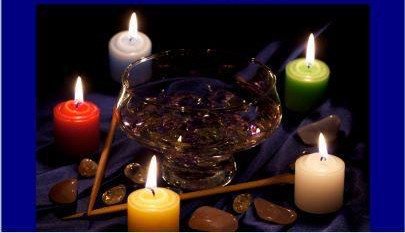 Bougies et coupe rituelle préparées pour un travail spirituel